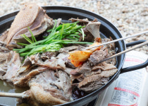 토치로 손질해 잡내와 기름기를 잡은 영양만점 솔밭집 오리백숙 그리고 녹두죽(3-4인) : 솔밭집