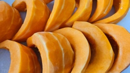 손질호박 늙은호박 맷돌호박 깍뚝썰기 슬라이스 1kg  산지직송 친환경 23년 국내산 : 용담베리