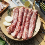 고깃집왕건 삼겹살 1kg 1cm두께 냉삼 캠핑고기 바베큐 칼집 보쌈 냉동삼겹살 : 고깃집 왕건