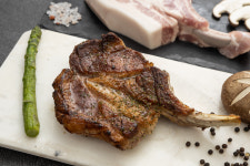 돼지고기 흑돼지 돈마호크 300g 뼈등심 도끼삼겹살 프렌치랙 캠핑고기 바베큐  우리집 흑돼지  : 피밀리 우리흑돈