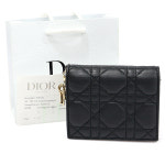 [중고명품 미스터문] Dior(크리스챤디올) S0178ONMJ_M900 블랙 램스킨 까나쥬 금장 레이디 디올 플랩 카드 지갑 [중고명품매입]... 