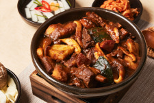 라움푸드 쑥이네 간장맛 매운맛 돼지갈비찜 밀키트 수제양념 자취요리 집들이 술안주 700g : 라움푸드