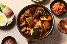 라움푸드 쑥이네 오리지널 매운 돼지갈비찜 맛집 레시피 수제 양념 밀키트 생일상메뉴 700g : 라움푸드