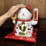 고양이 인형 장식품 피규어 전동 불어 손이 움직이는 yro 방석 마네키 건전지 행운 번성 개점 축하 선물 개운 초재 (금운 초재) 일본 직배송... 