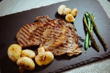 1등급 한우 꽃등심 구이용 200g 새우살 살치살 포함 등심 : 바다베개