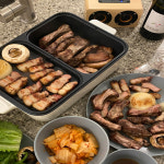 짚불훈연 훈제삼겹 짚불돼지고기 통삼겹살 목살 400g 1kg 캠핑고기 집반찬 바베큐 구이 : 식명관