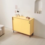 거실 비비드컬러 옐로우 유니크 슬라이딩도어 선반 수납장 1200 인테리어 : 홈앤퍼니