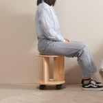 거실 이동식 바퀴달린 고무나무 원목 소품 진열 수납 스툴 협탁 보조의자 : 홈앤퍼니