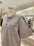 [Thom browne] 톰브라운 남성 코튼 포켓 폴로 반팔 티셔츠 MJP171A-J0029-055 : 롯데 이천점 아르마디오