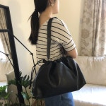 (24SS) COS 카바텔리 드로우스트링 레더 클러치 버킷백 : 런던마마