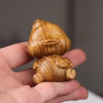 나무 공예품 조각 인테리어 원목 장식품 집들이선물 녹색 백단 조각 도널드 덕 손잡이 조각 만화 귀여운 애완 동물 어린이 생일 학교 선물... 