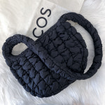 코스 퀼티드 메신저백 블랙 1213736001 : 블루빅벤