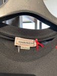 [MCQUEEN] [BOTTO] 알렉산더맥퀸 남성 셀비지 로고 반팔 라운드티 722591 QUX74 0901 : 여주375아울렛 BOTTO