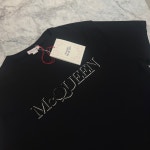[MCQUEEN] [BOTTO] 알렉산더맥퀸 남성 자수 로고 반팔 라운드 셔츠 649876 QTZ56 0901 : 여주375아울렛 BOTTO