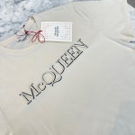 [MCQUEEN] [BOTTO] 알렉산더맥퀸 남성 자수 로고 반팔 라운드 셔츠 649876 QUZ56 0906 : 여주375아울렛 BOTTO