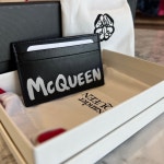 [MCQUEEN] [BOTTO] 알렉산더맥퀸 MCQUEEN 그래피티 카드홀더 602144 1AAML 1070 : 여주375아울렛 BOTTO