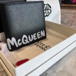[MCQUEEN] [BOTTO] 알렉산더맥퀸 MCQUEEN 그래피티 반지갑 602137 1AAMJ 1070 : 여주375아울렛 BOTTO