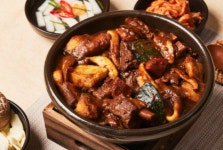 킹맘마 쑥이네 돼지 갈비찜 700g (간장, 매운) / 25년 전통 돼지갈비 술안주 캠핑 간편식 밀키트 : 킹맘마
