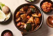 킹맘마 쑥이네 돼지 갈비찜 700g (간장, 매운) / 25년 전통 돼지갈비 술안주 캠핑 간편식 밀키트 : 킹맘마