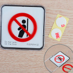 스완 아크릴표지판 기대지마시오표지판 : 스완굿즈