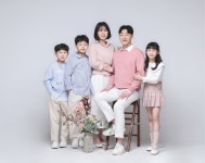 서울 금천구 가족사진 잘 찍는 사진관 컨셉 스튜디오 프로필사진 : 시그널스튜디오 강남점
