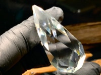 No.2392 천연 고퀄리티 클린”백수정“다이야몬드커팅  좌대포함! 35g /  천연광물 : 별운석 보물섬