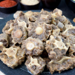 다 되어 나온 소꼬리 찜 수육 1kg 한우사골육수  캠핑 음식 보양식 : 우수한 식탁