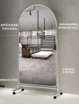 이동식 와이드 전신거울 스텐 대형 스탠드 아치형 바퀴달린 카페 옷가게 실버 미드센츄리 : 드로세라 스토어
