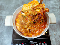 흑돼지 김치찌개 밀키트 2.35kg 캠핑 음식 간편식 요리 부산 맛집 : 끼니쿡