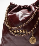 샤넬 CHANEL 22 스몰 핸드백 Shiny Grained Calfskin & Gold-Tone Metal 다크 브라운 AS3260 B08037 NZV43 : 엘라런던