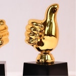 따봉 엄지척 황금 미니트로피 어린이집 유치원 초등학교 우승 감사패 운동회 우승컵 : MAESTRO