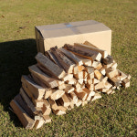 캠핑용 소나무 장작 30cm 15kg 잘마른 불멍 땔감 껍질제거 박스포장 : 밥캠핑