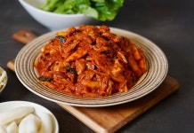 춘천 양념 닭갈비 세트 1kg(하림자연실록) 모듬야채팩(양배추, 고구마, 깻잎, 대파, 떡) 닭갈비양념장 : 원조 춘천우미닭갈비 본점
