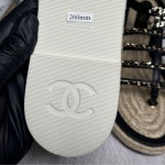 [국내백화점] 샤넬 마크다운 샌들 CC로고 가죽 체인 스트랩 블랙 화이트 39 G4505 : latienne