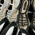 [국내백화점] 샤넬 마크다운 샌들 CC로고 가죽 체인 스트랩 블랙 화이트 39 G4505 : latienne