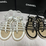 [국내백화점] 샤넬 마크다운 샌들 CC로고 가죽 체인 스트랩 블랙 화이트 39 G4505 : latienne