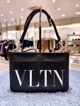 [VALENTINO] 발렌티노 VLTN 로고 공용 크로스 백 2B0B60-WJW-0NI : 롯데 이천점 아르마디오