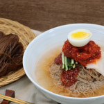 핫이슈 새콤달콤 속초식 코다리 회냉면 밀키트 480g 1팩 : 핫이슈 샵