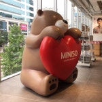 미니소 매장 실내 장식용 마스코트 곰 캐릭터 FRP 대형 조형물 제작 업체 : 마롱컴퍼니