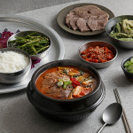 직접국밥 얼큰 국내산 소고기 국밥 우거지 듬뿍 해장국 장터국밥 우사골 캠핑 밀키트 600g : 직접마켓