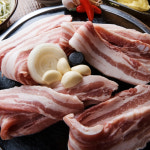 냉동 대패 삼겹살 1kg 수육 냉삼겹 수입산 돼지고기 숯불 옛날 통삼겹살 : 이펠