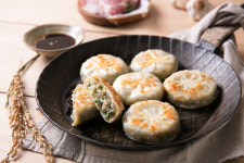 바삭한 국내산 생야채, 돼지고기로 만든 맛있는 호떡군만두 호떡쌀 군만두, 1.2kg, 1개 : 굴림마켓