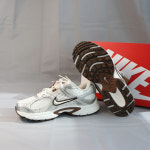 국내매장판 나이키 우먼스 V5 RNR 포너 브라운 팬텀 HQ7901-102 : LOFTY SHOP