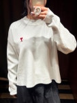 아미 체인스티치 하트 로고 크루넥 니트 초크 UKS046 : 메종라발레