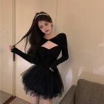 슬림 가슴트임 긴팔 A라인 메쉬 프릴 숏 스커트 원피스 발레코어 데이트 올블랙 드레스 : 메디치WJ