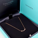 티파니앤코 티파니 T 스마일 펜던트 다이아몬드 세팅 로즈 골드 : 큐럭스