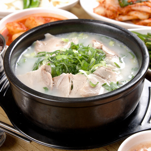 Cơm Canh Thịt Heo (돼지국밥) đậm đà, đặc sản Busan.