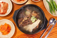 정대감감자탕 우갈탕 소뼈탕 맑은 국물 숙취 해소 맛의 승부 소뼈국물 갈비탕 해장국 시원한 사계절 탕 : 정대감감자탕