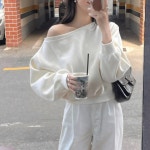 루아린 언발 오프솔더 긴팔 맨투맨 : 루아리인