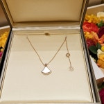 국내백화점 불가리 목걸이 디바스 드림 네크리스 다이아 마더오브 펄 : 럭스토피아